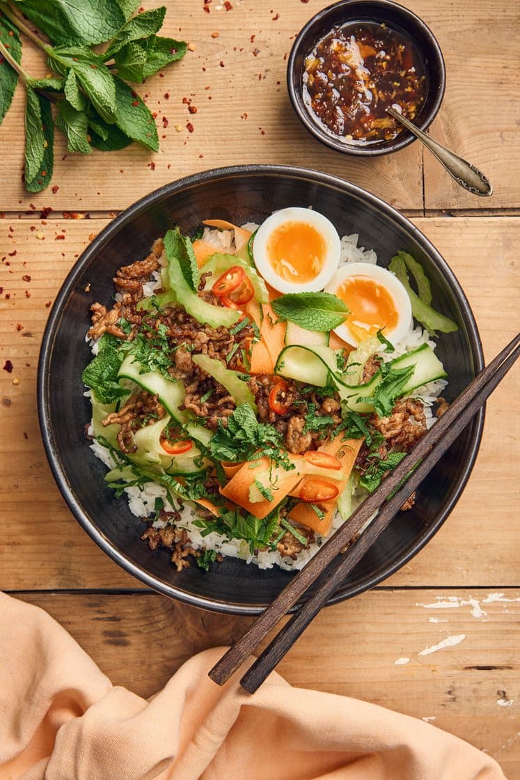 Vietnamesisk sallad med knaperstekt fläskfärs, mynta, chili och löskokt ägg
