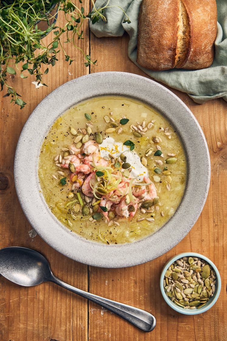 Potatis- och purjolökssoppa med räkor, citroncrème fraiche och frötopping