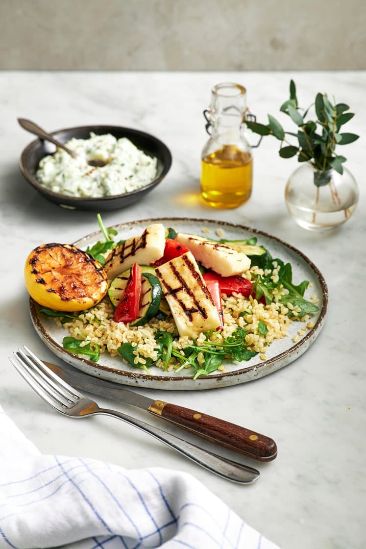 Grillad halloumisallad med bulgur och tzatziki