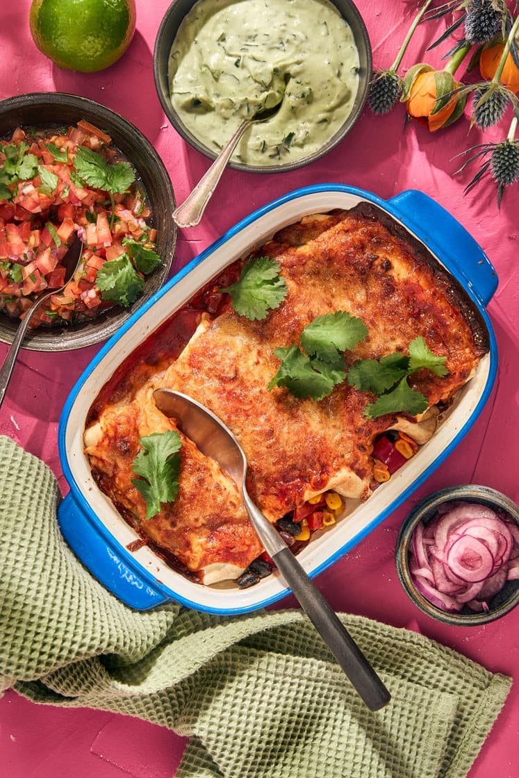 Black bean enchiladas med guacamole och pico de gallo 