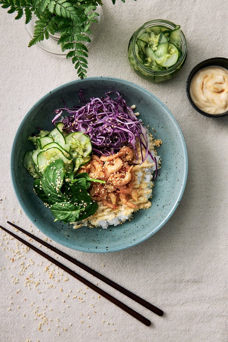 Räkbowl med krispig kål, rostade sesamfrön, picklad gurka och sojamajonnäs