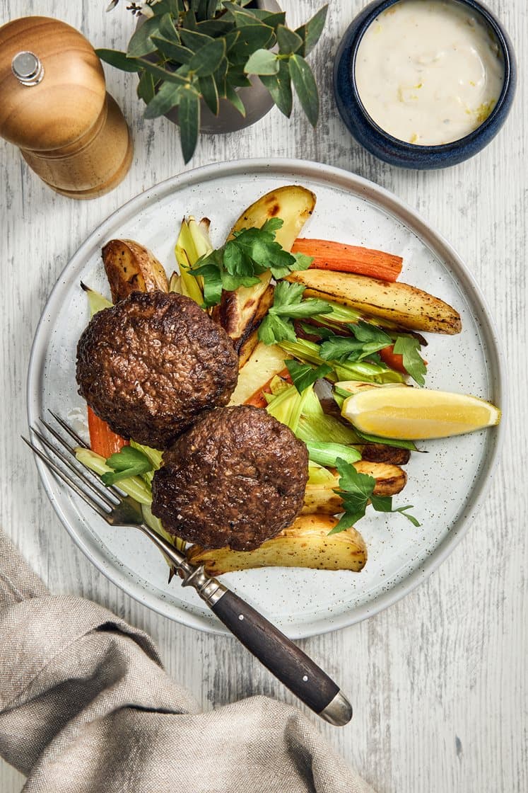 Persiljebiffar med rostade rotfrukter och citronyoghurt