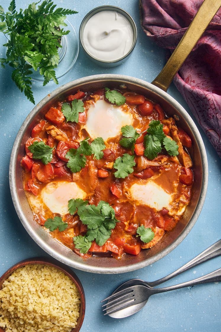 Shakshuka med kyckling, ägg, koriander och bulgur
