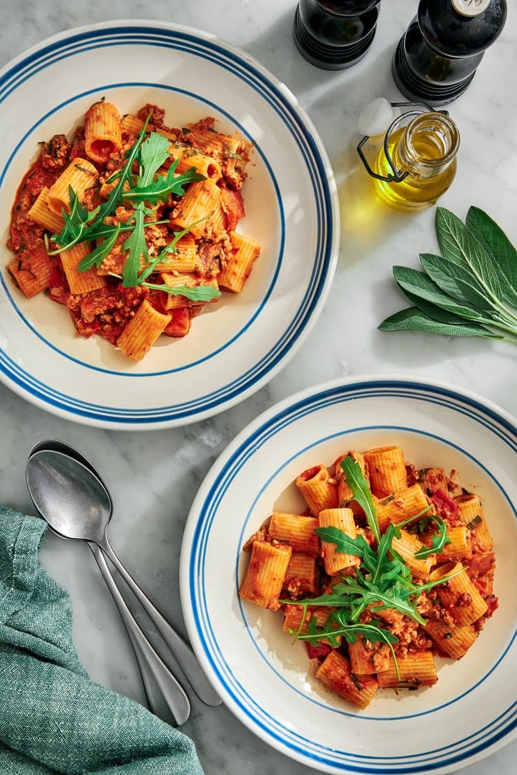Gräddig tomat- och salviapasta med fläskfärs och ruccola