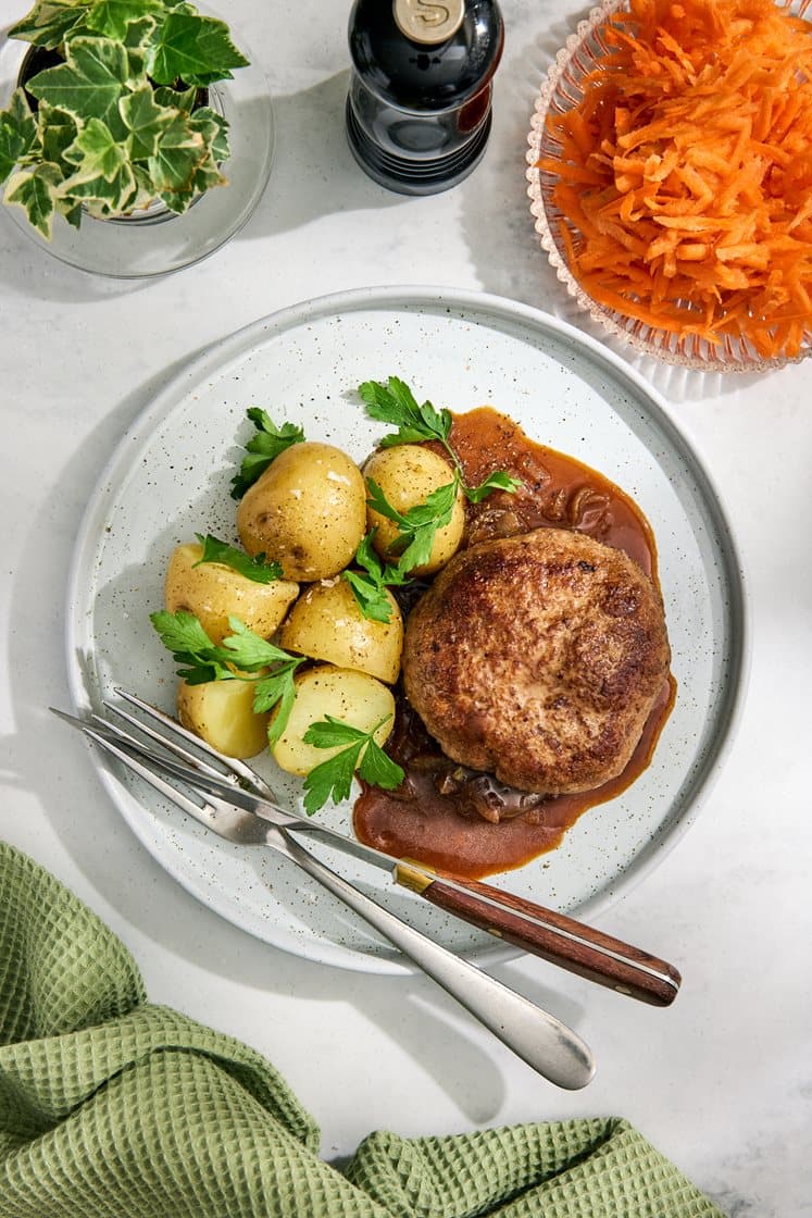 Kalkonfärsbiffar med löksky och kokt potatis