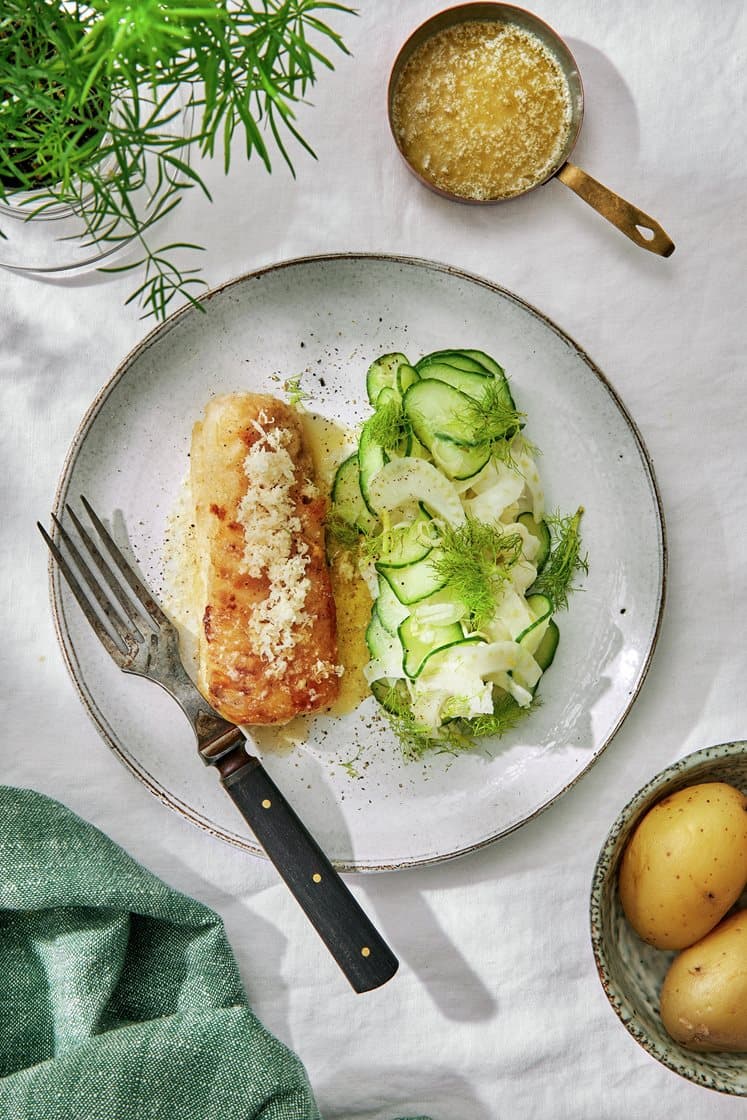 Stekt torskfilé med sallad på fänkål, gurka och pepparrot