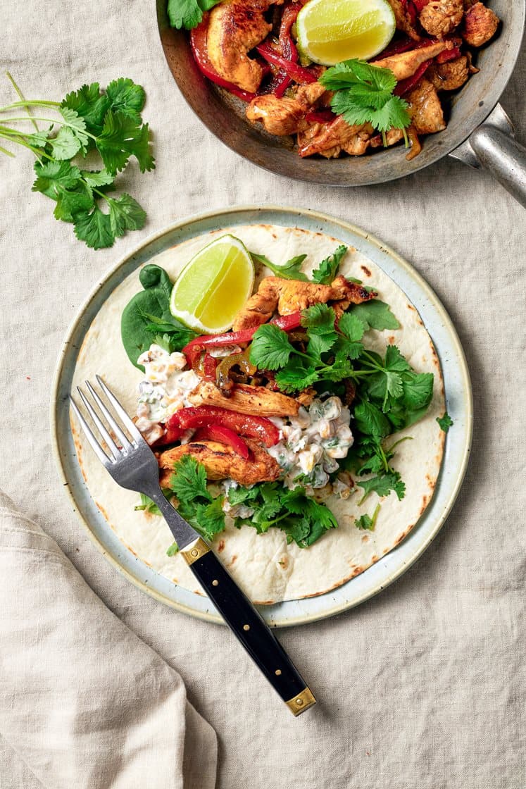 Chicken fajitas med krämig majssalsa och koriander