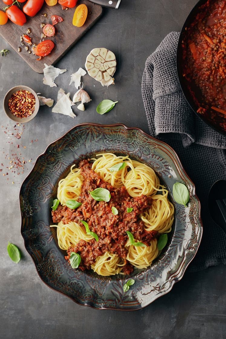 Belugabolognese med linguine, parmesan och färsk timjan