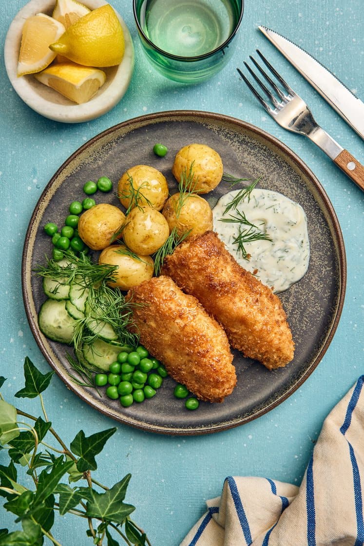 Pankopanerad sejrygg med kall dillsås, gröna ärtor och kokt potatis