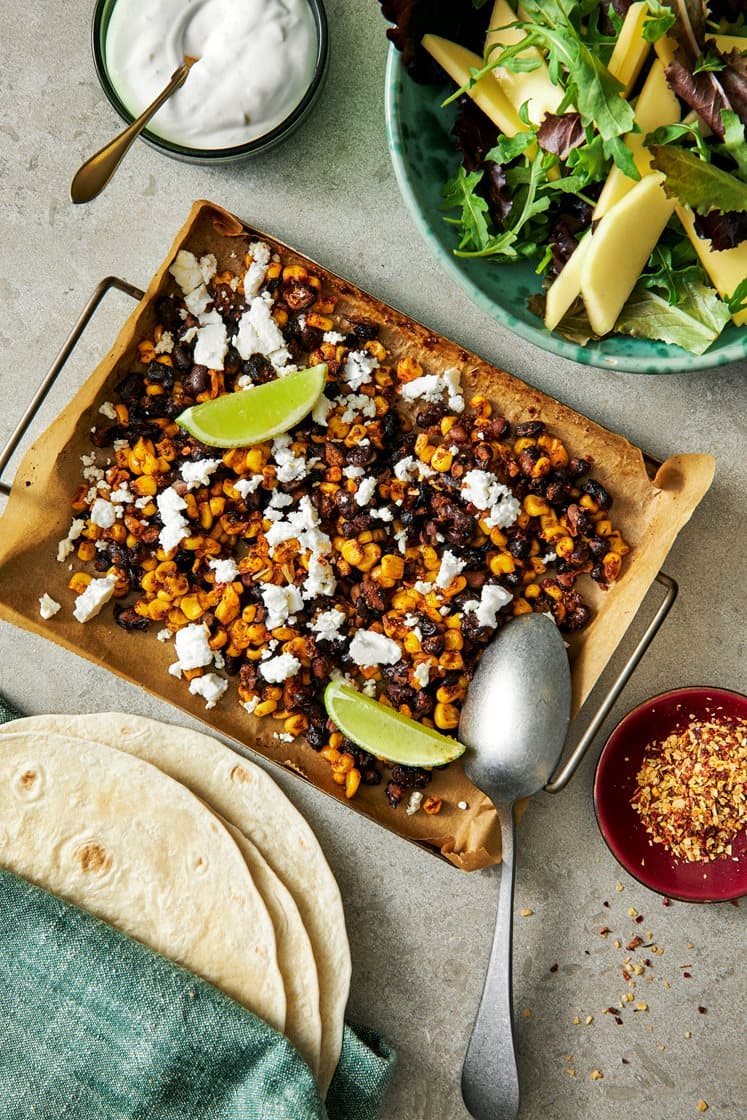 Tacoplåt med fetaost, mangosallad och tortillabröd