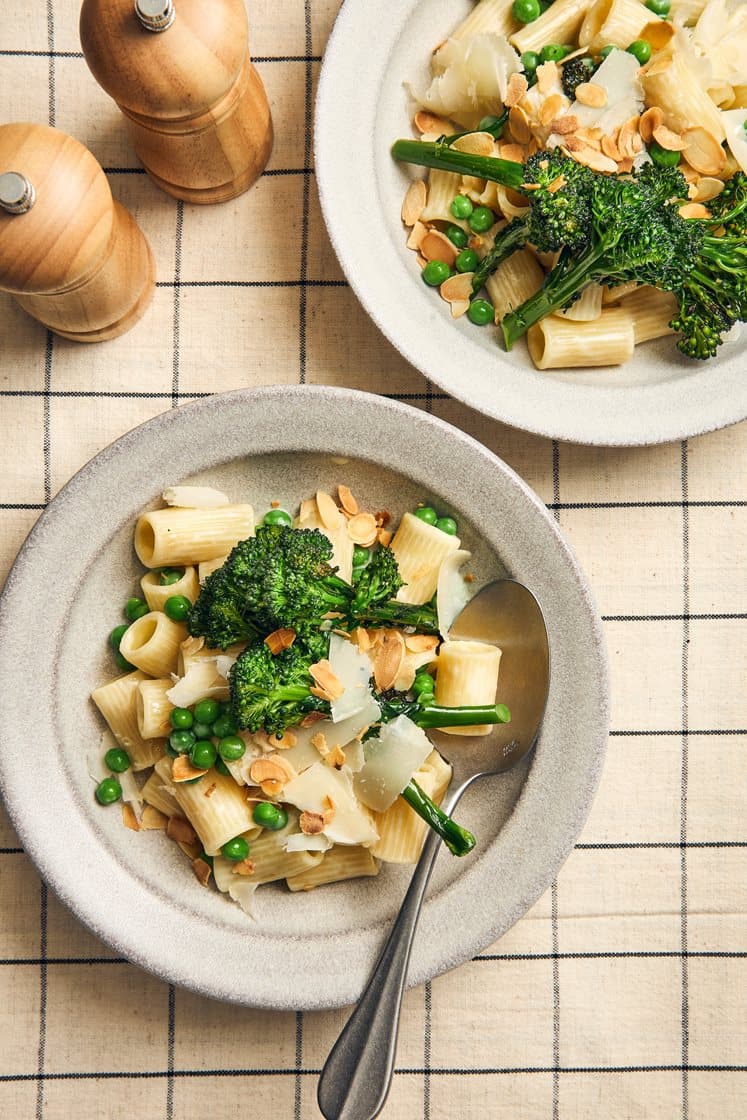 Gräddig pasta med ärtor, broccoli och mandel