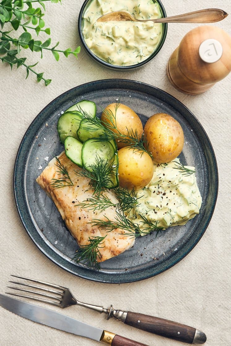 Dillstekt torsk med äppelremoulade, grönsaker och kokt potatis,