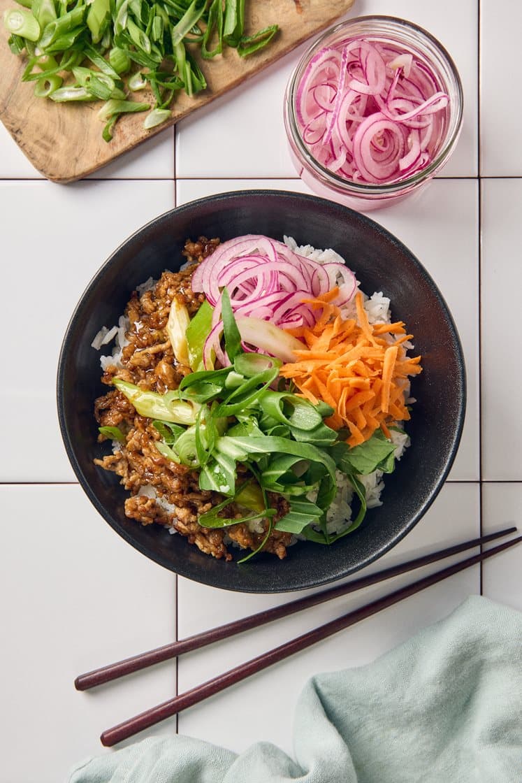 Teriyakifärs med pak choy och snabbpicklad rödlök