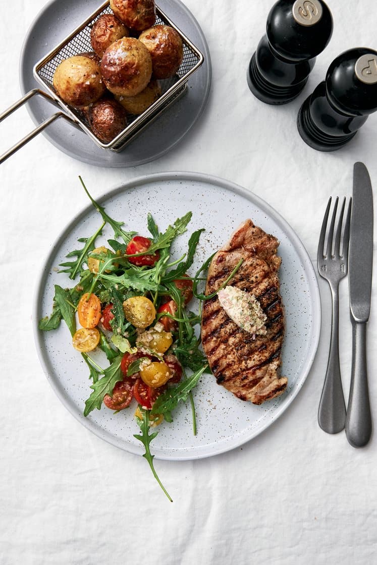 Grillad fläskkotlett med bearnaisesmör och tomatsallad