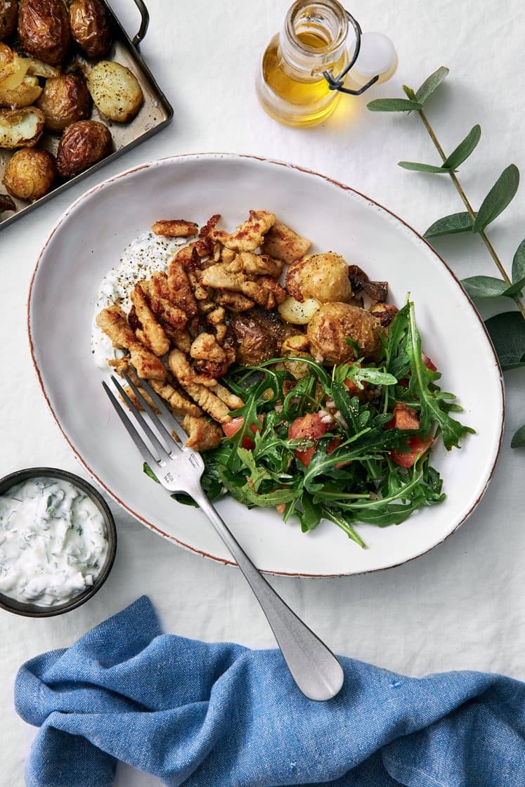 Kalkongyros med rostad potatis, tomatsallad och ruccolayoghurt