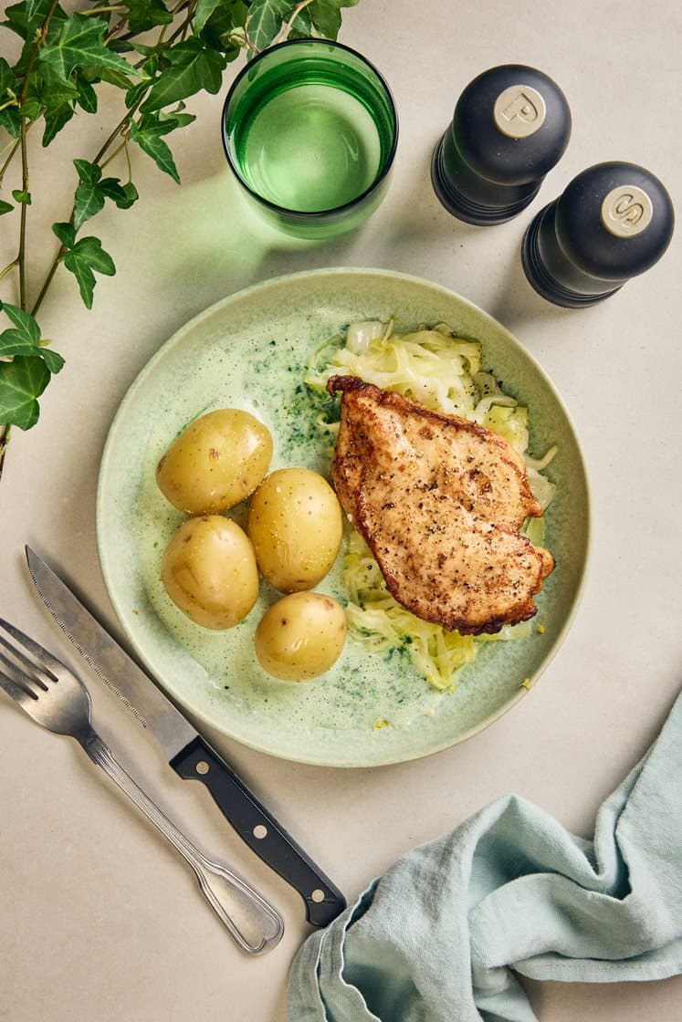 Kycklingfilé med spenatsås och citron- och smörstekt spetskål