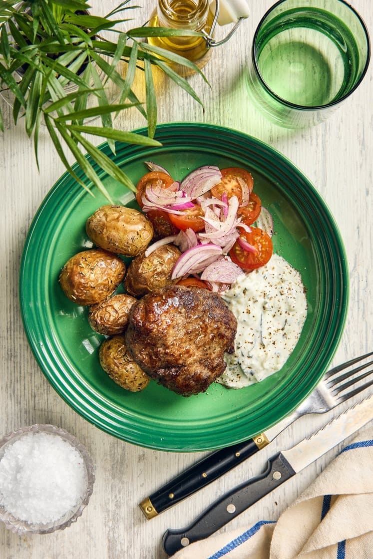 Nötfärsbiffar med rosmarin, tzatziki och rostad potatis