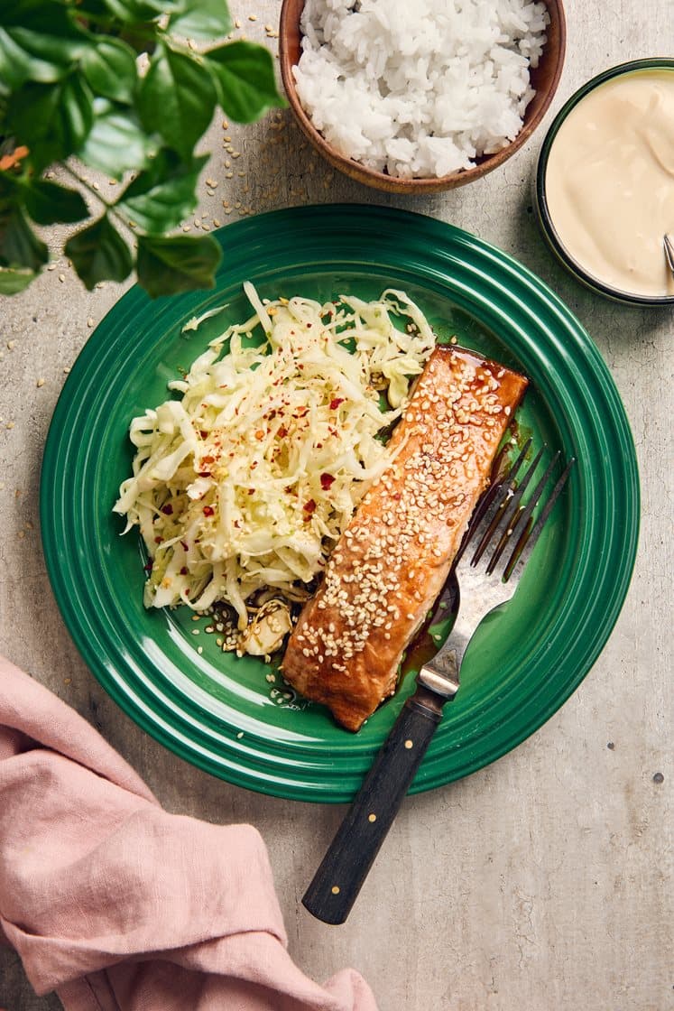 Soja- och smörbakad lax med syrlig kålsallad och sesamfrön