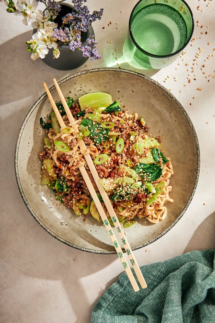 Kinesisk nudelwok med fläskfärs, pak choy och sesamfrön