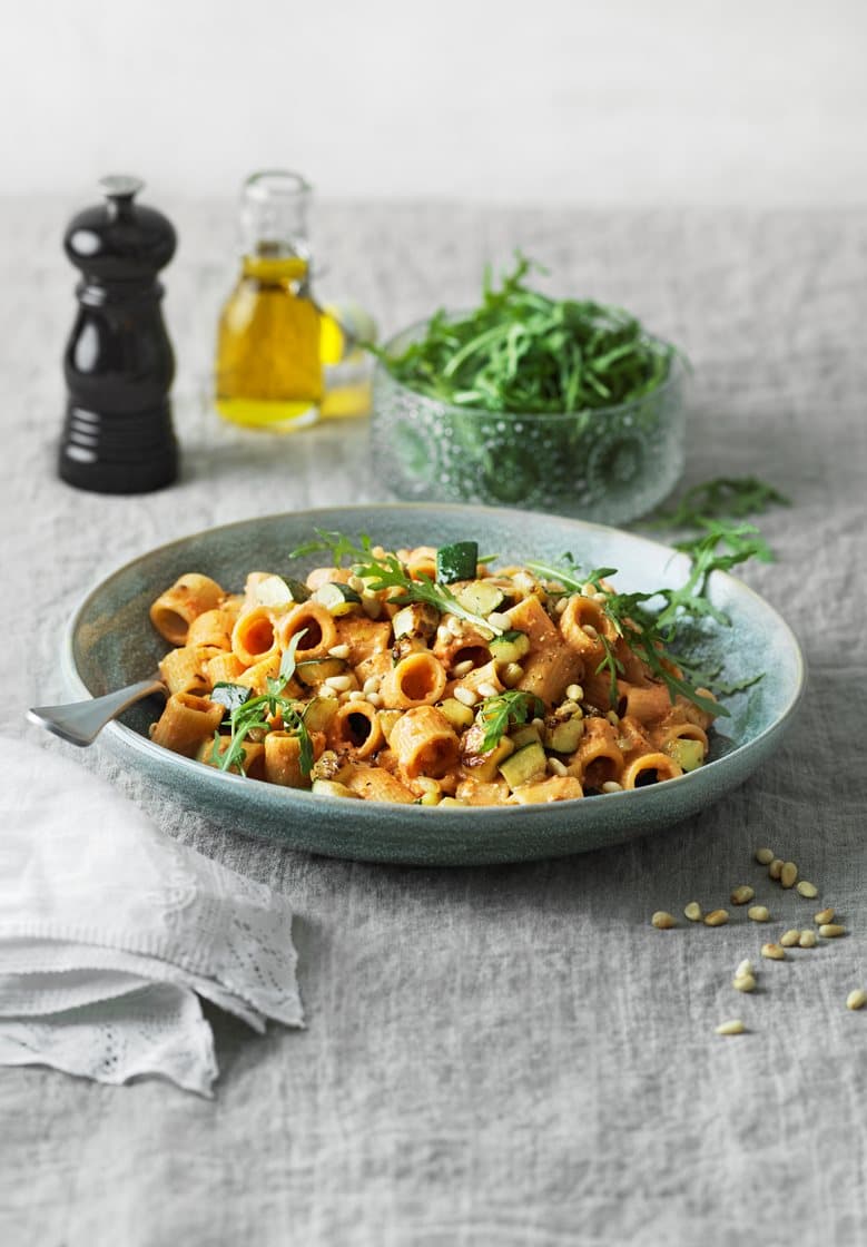 Pasta pesto pomodoro med nötter och soltorkade tomater