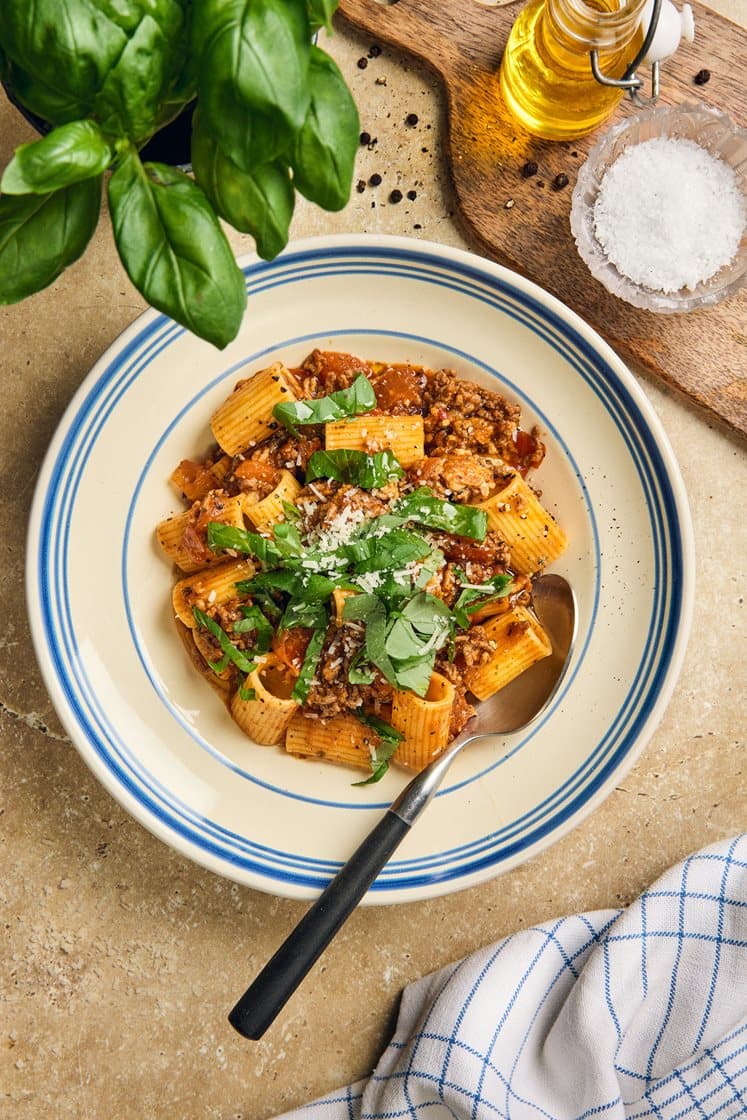 Snabb pasta och köttfärssås med färska tomater och basilika