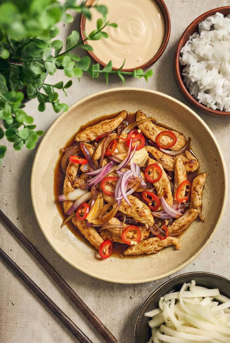 Kycklingwok med röd chili, limedressad kålrabbi och sojamajonnäs