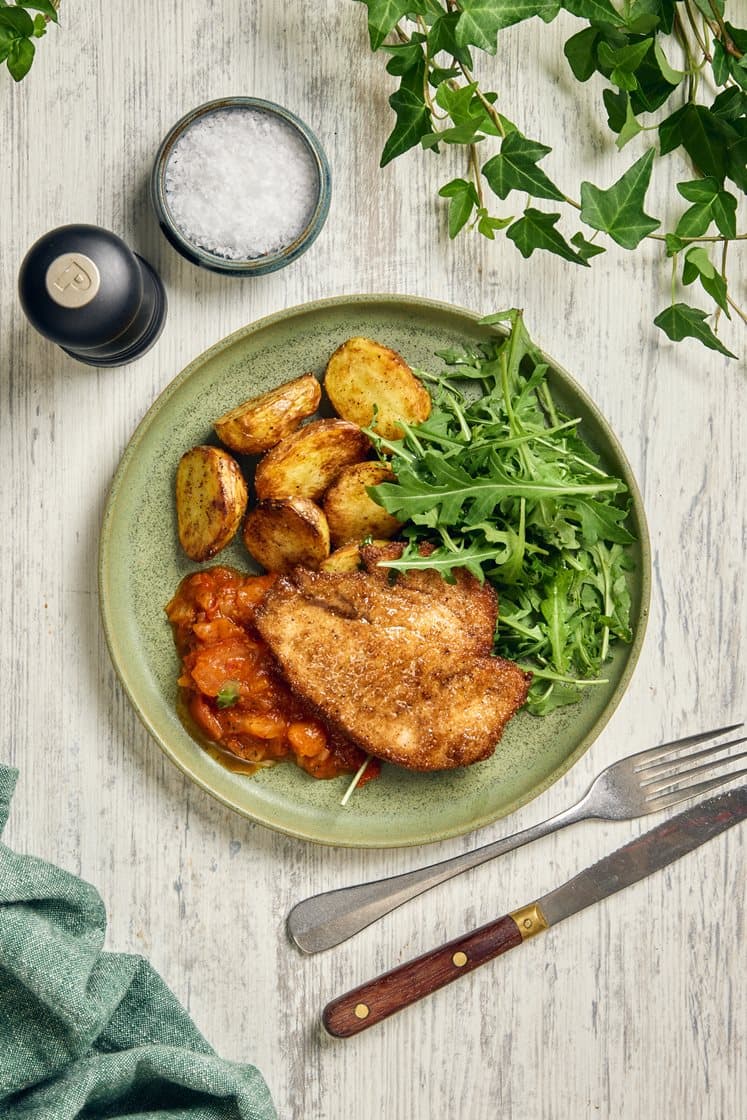 Kycklingschnitzel med tomatragu och rostad potatis
