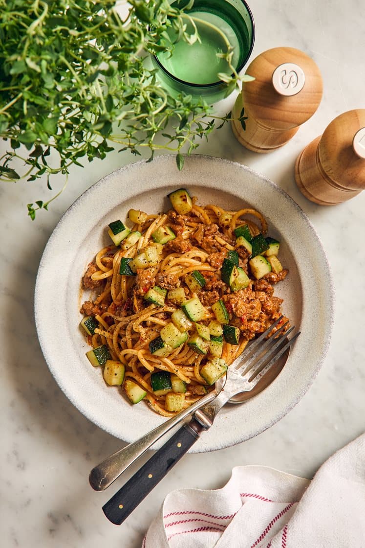Ajvarstekt köttfärs med spaghetti och vitlökstekt zucchini