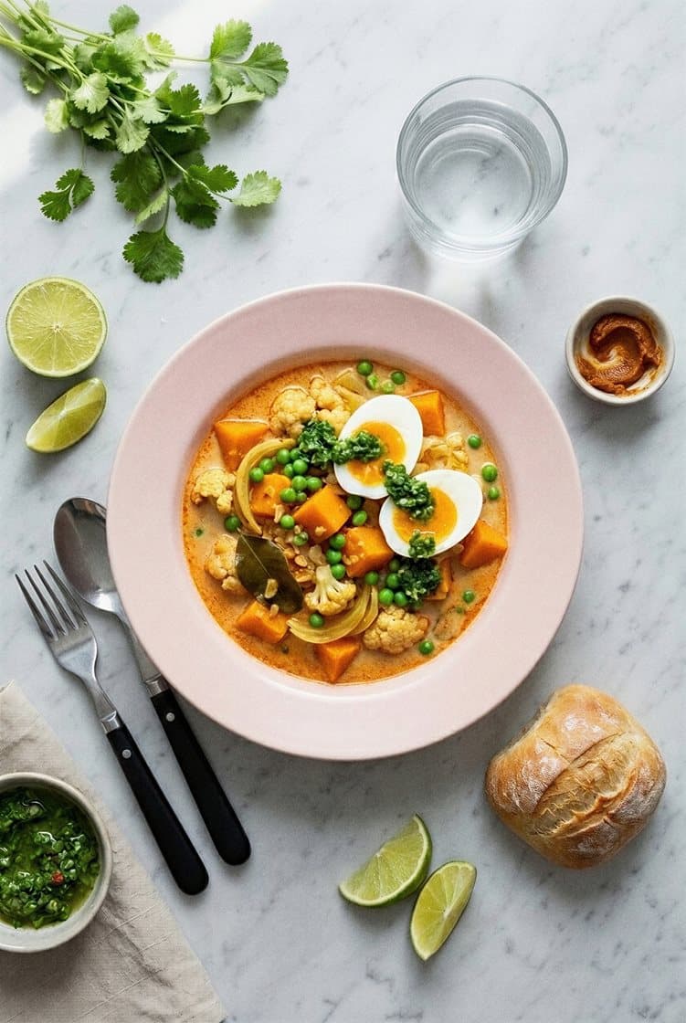 Kryddstark currygryta med butternutpumpa, limeblad, ägg och koriandersalsa