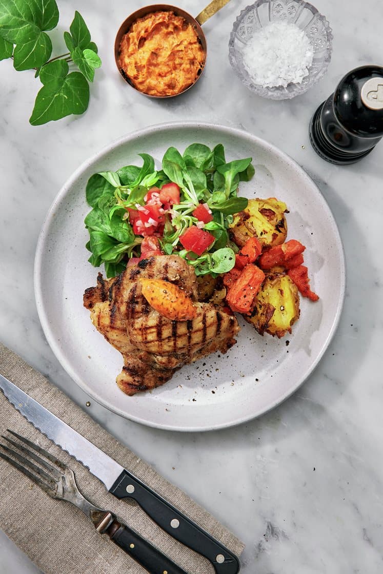 Grillad kyckling med choronsmör, mâchesallad och smashad potatis