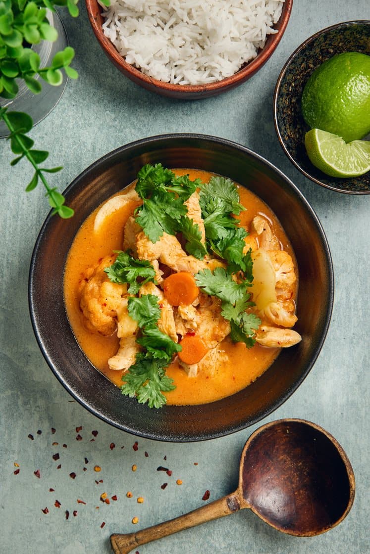 Snabb thaicurry med kyckling, citrongräs, blomkål och basmatiris 