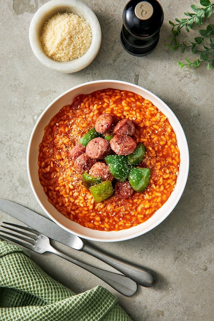 Färsk salsiccia med tomatrisotto och stekt paprika