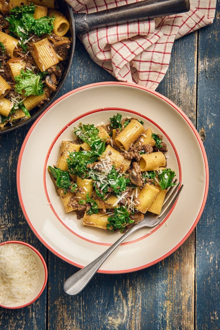 Hjort- och svampragu med pasta, grönkål och tryffelolja