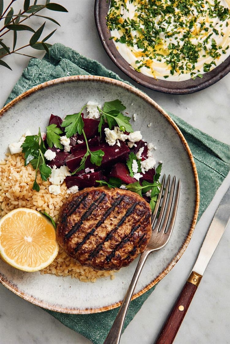 Grillade färsbiffar med gremolatacrème, fetaost och rödbetor
