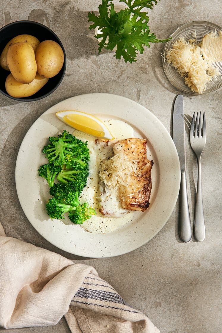 Smörstekt torsk med mild pepparrotsås, potatis och citron