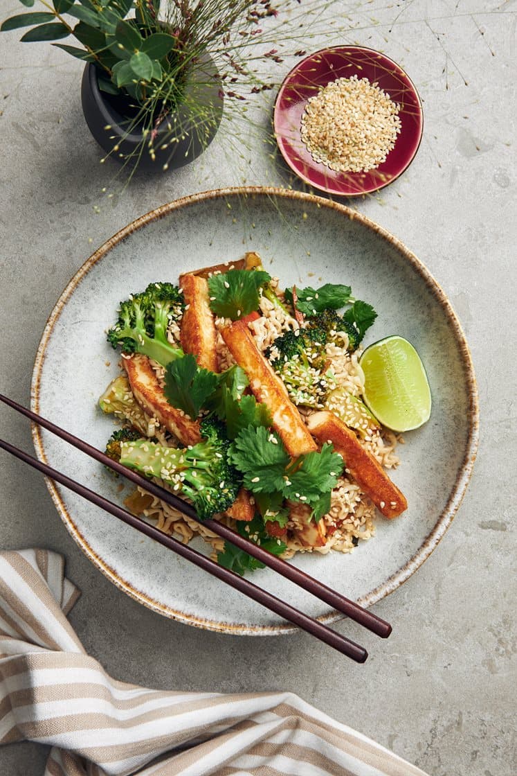 Kinesisk nudelwok med pannoumi, koriander och sesamfrön