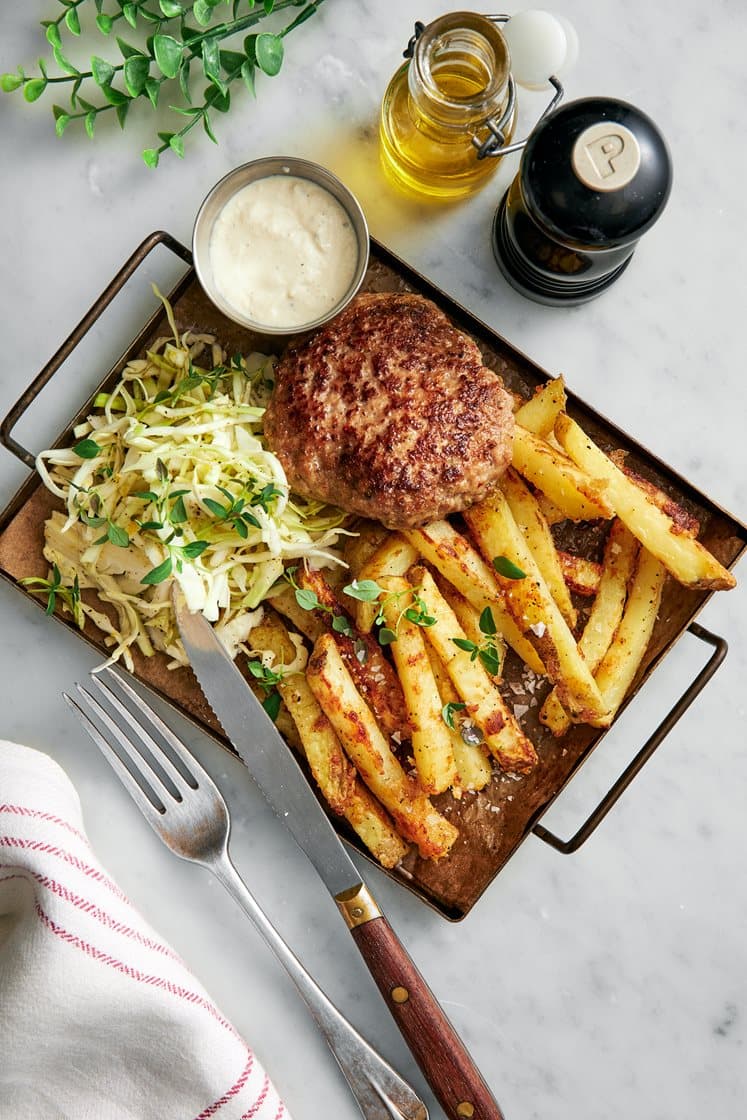 Salsicciabiffar med parmesanpommes, caesaryoghurt och timjandressad spetskål