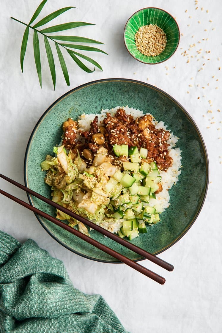 Vegetarisk bowl med snabbkimchi, vegetarisk färs och sesamfrön