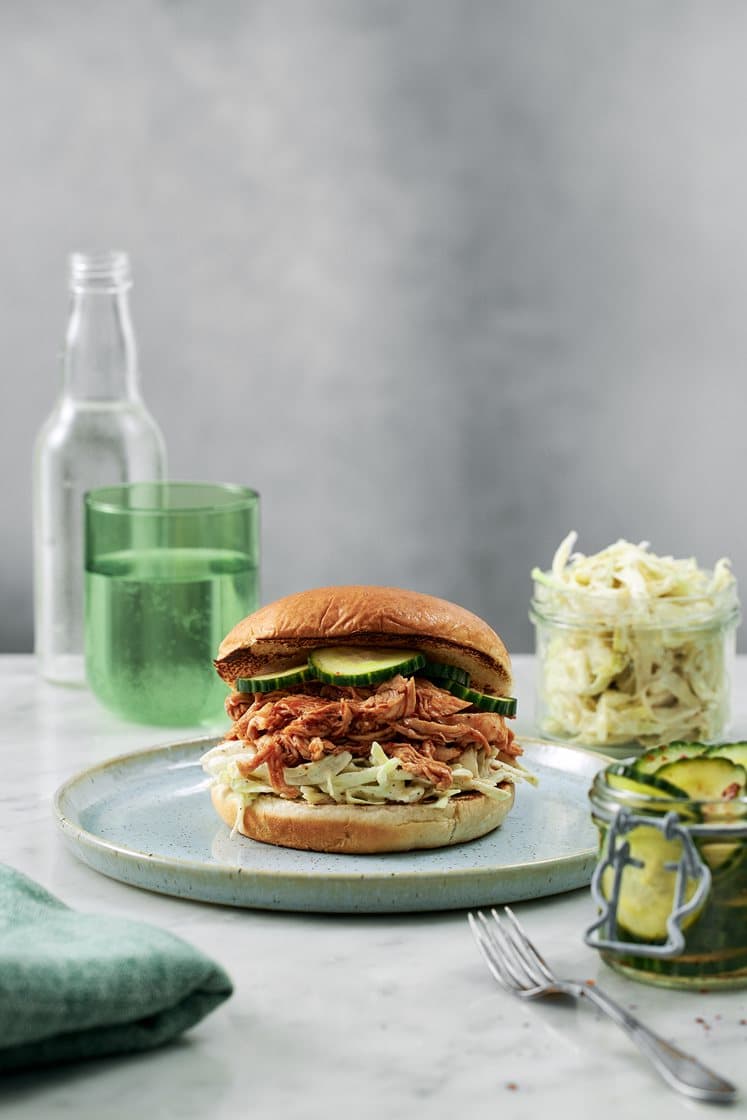Pulled chicken burger med coleslaw och chilipicklad gurka