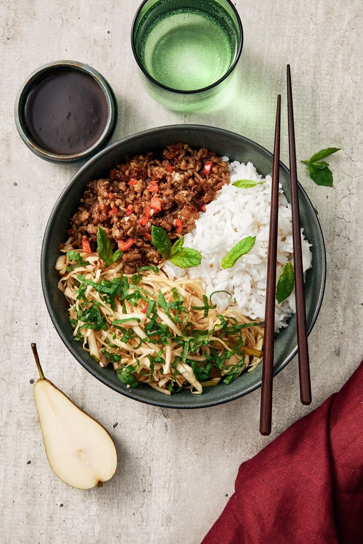 Teriyakistekt fläskfärs med päronsallad och mynta