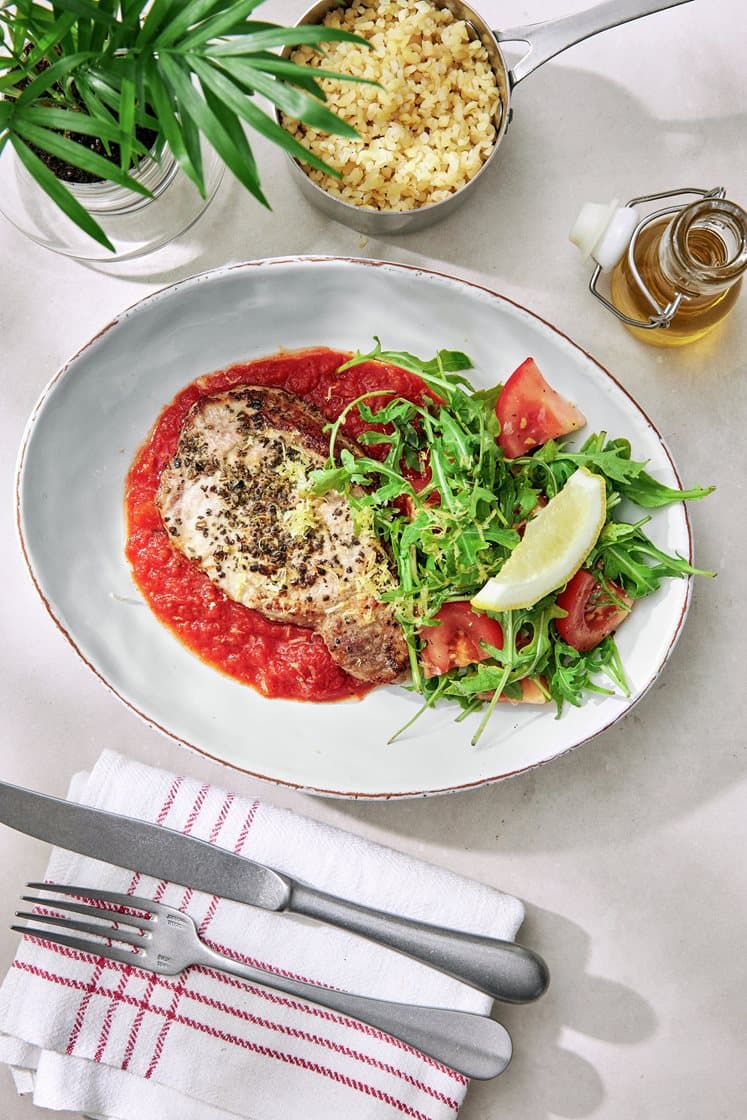 Italiensk fläskkotlett med salvia, citron, tomatsallad och bulgur