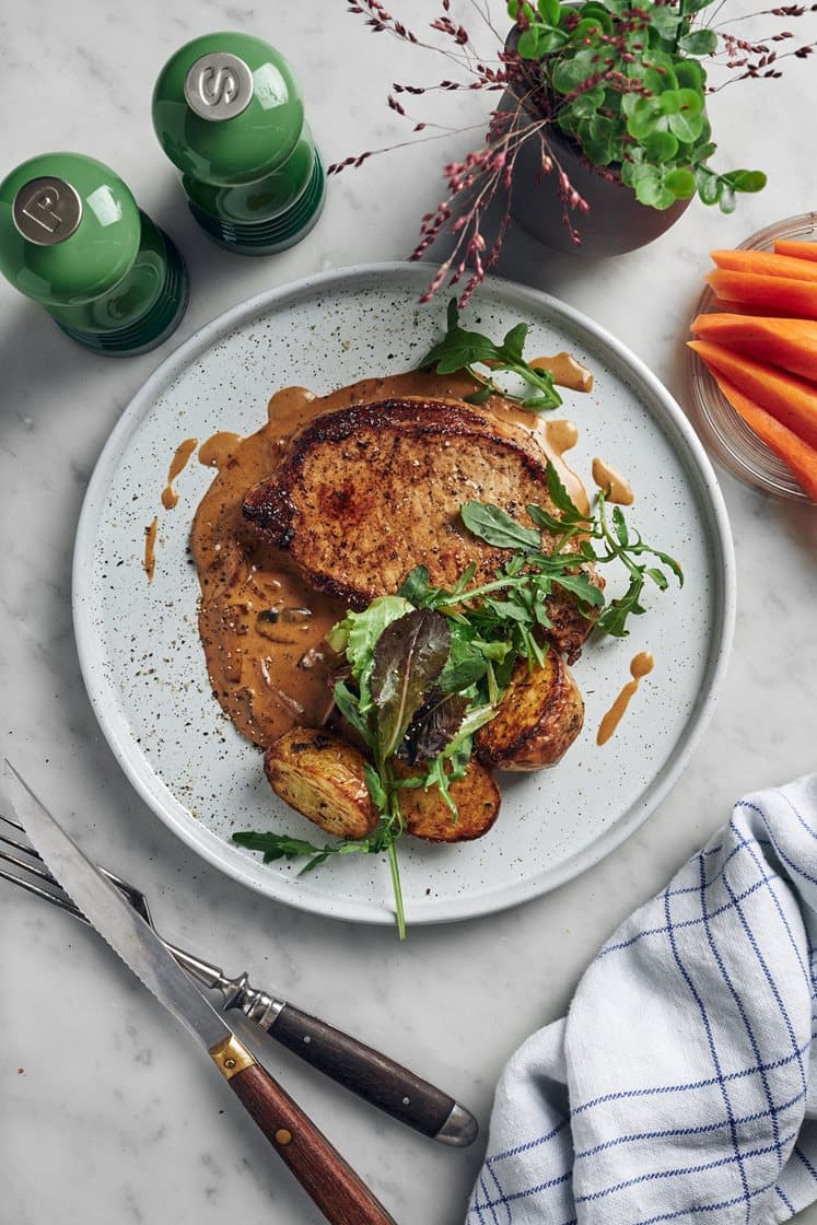 Fläskkotlett med champinjonsås och ugnsrostad potatis