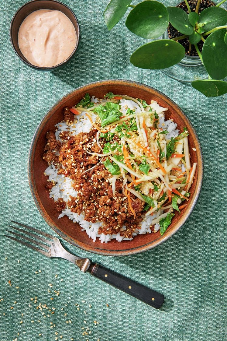 Donburi med soja- och ingefärsstekt kalkon, syrad kål och srirachasås