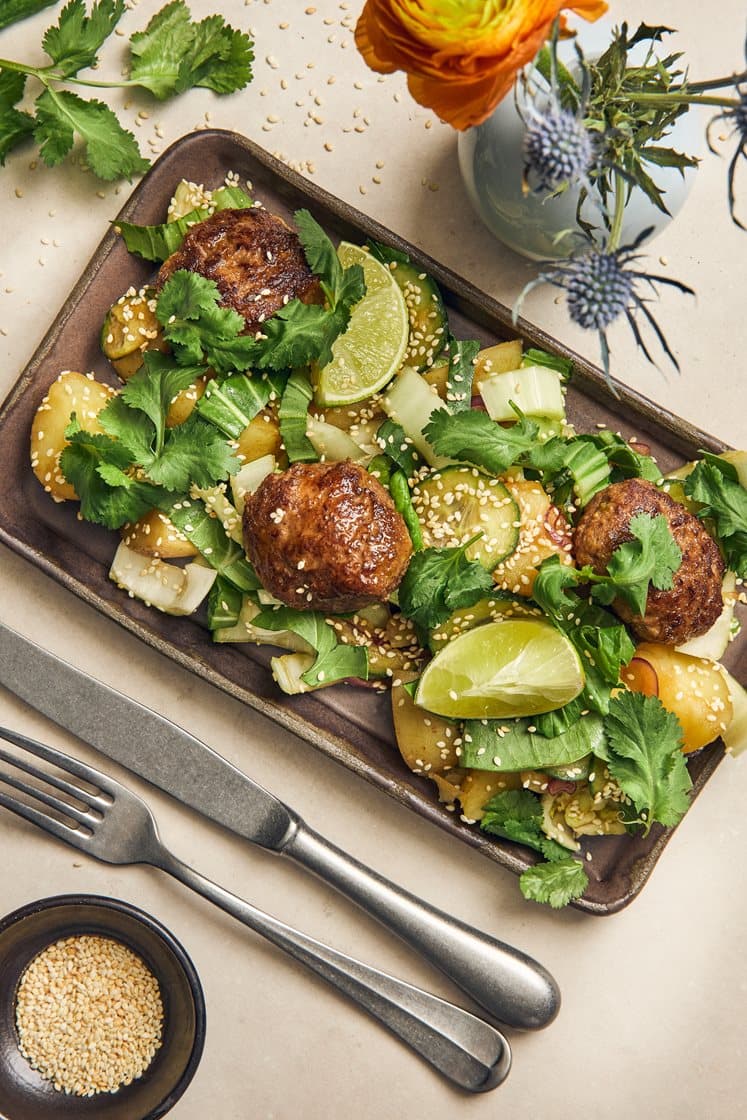 Limekryddade färsbiffar med asiatisk potatissallad, koriander och sesamfrön