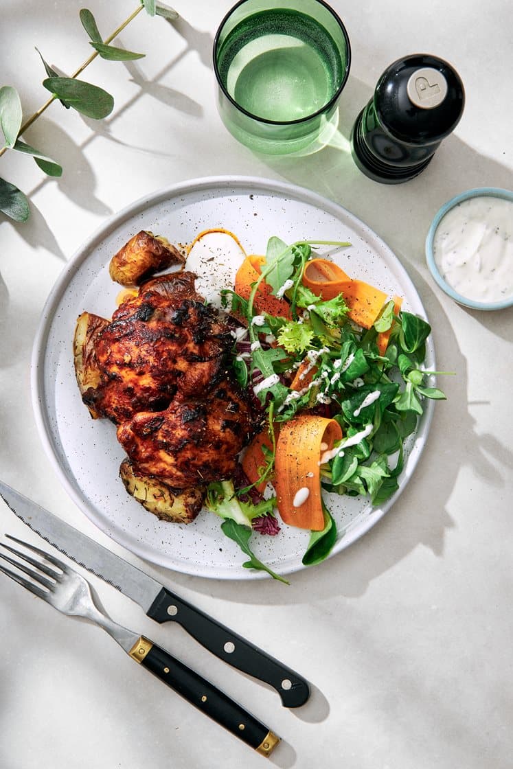 Barbequekryddad Bjärekyckling med morotssallad och rostad timjanpotatis