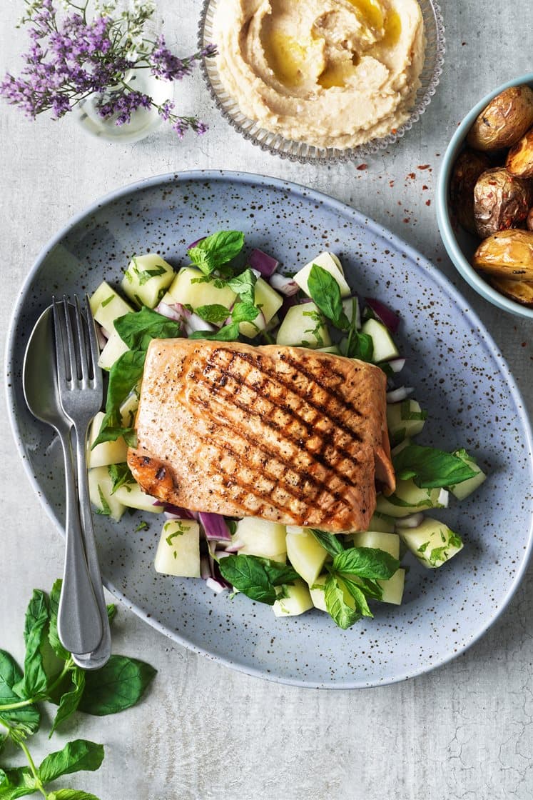 Grillad lax med mynta- och melonsallad, bönröra och chilirostad potatis