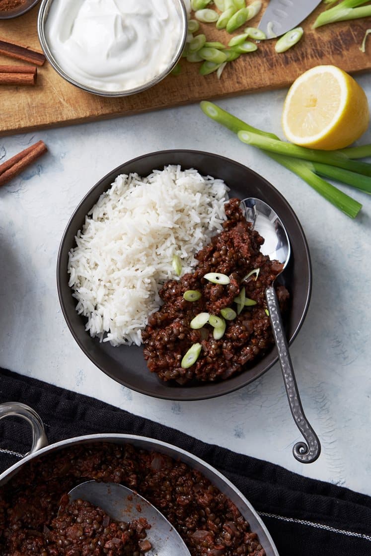 Indisk gryta med belugalinser och broccoli