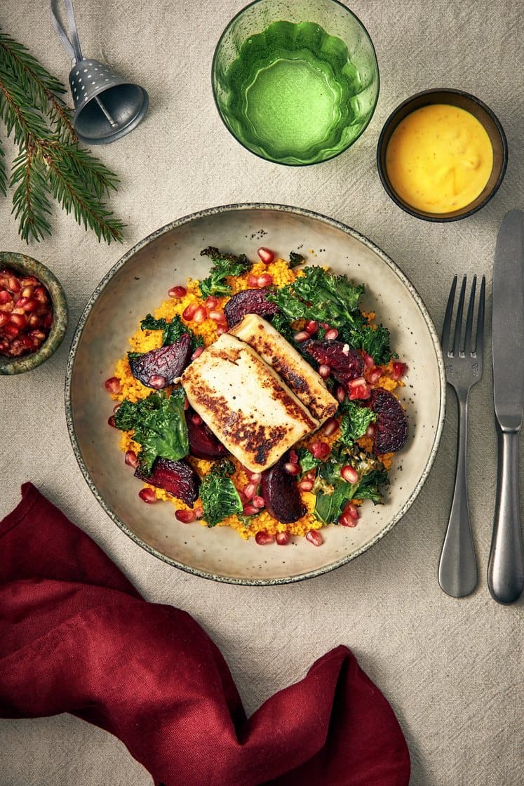 Julbowl med saffranscouscous, pannoumi och valnötstapenade