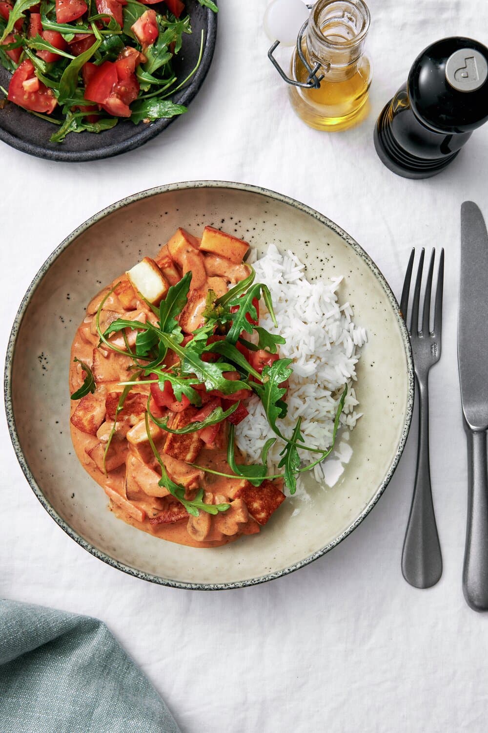 Halloumistroganoff med tomatsallad