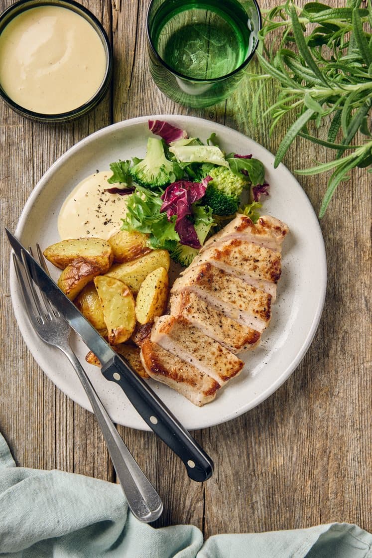 Stekt fläskkotlett med potatisklyftor, broccoli och dijonnaise